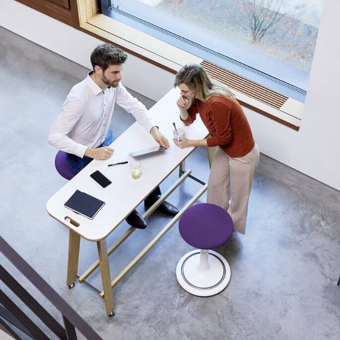 Table de réunion assis-debout avec rangement pour tabourets